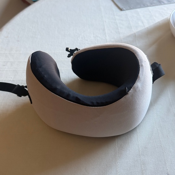 Cushion Lab Cloud Cradle Travel pillow, Lunar Gray. Medium size. - Picture 2 of 5